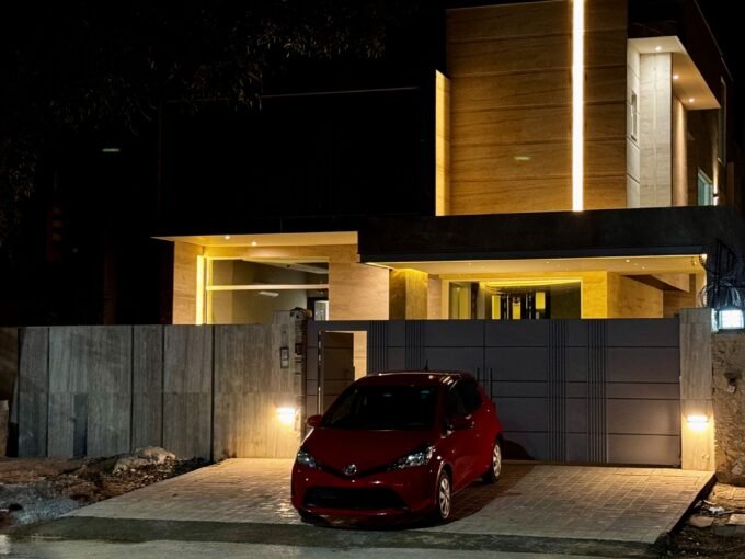 School Road Grey – F-7/1